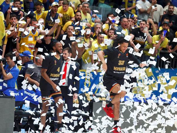 אווירה סוערת בהיכל (צילום: אלן שיבר)