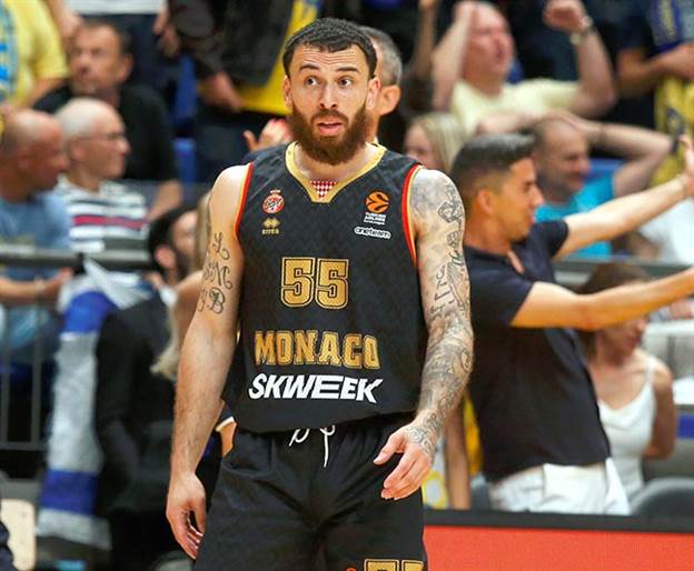 הכל הולך הפוך מבחינתו. ג'יימס (אלן שיבר)