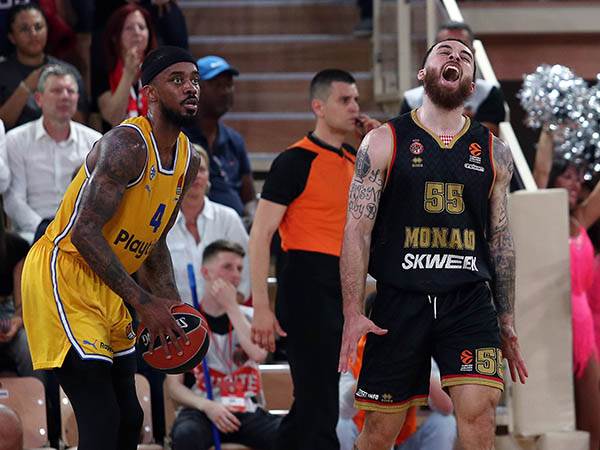 לונרזו בראון ומייק ג'יימס. הכוכב הצהוב הלך והתפייד (GETTY)