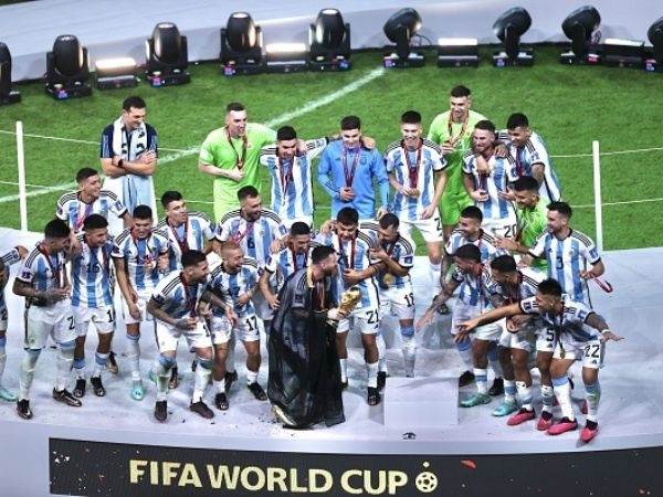 ארגנטינה מניהם את הגביע. רוב האצטדיון יפורק (Fareed Kotb/Anadolu Agency via Getty Images)