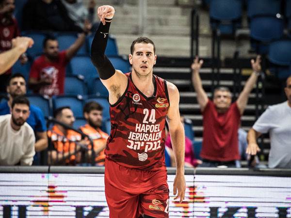 השחקן הראשון באקדמיה. בלייזר (עודד קרני)