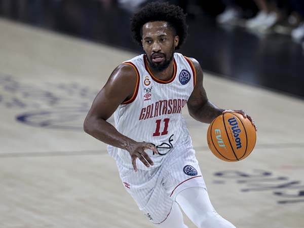 "זוכר שהאוהדים צעקו עליי". אנגולה (GETTY)