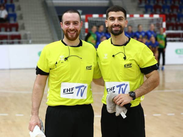 פרץ (מימין) ושוורץ (משמאל) לפני השיבוץ היוקרתי (קרדיט: איגוד הכדוריד)