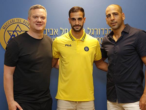 אבישי כהן עם המנכ"ל, בן מנספורד, וסוכנו טל בן חיים (באדיבות מכבי תל אביב)