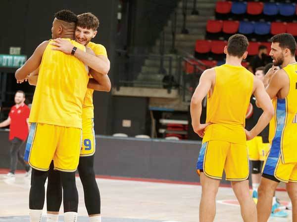 שחקני מכבי ת"א. הקבוצה תסכים לבקשת ארגון האוהדים? (אלן שיבר)