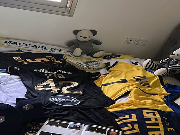 חולצות מכבי ת"א בחדרו של עידו פרץ ז"ל