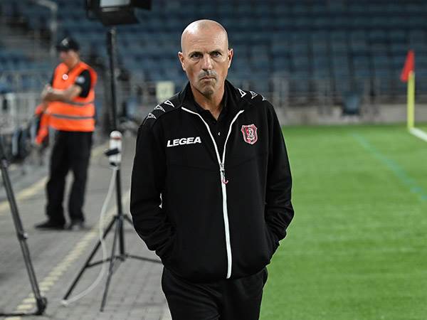 "הזרים עטופים ע"י המועדון" (ברני ארדוב)