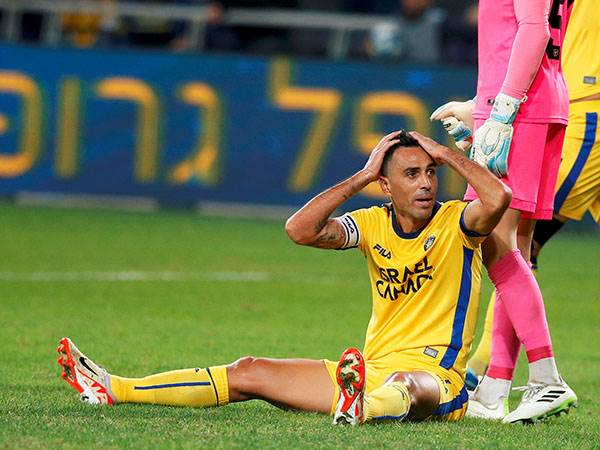 טוען שלא נגע בשוער (אלן שיבר)