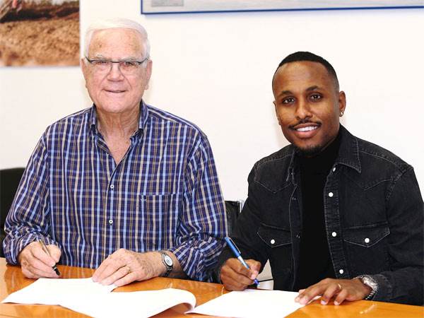 קינדה בעת החתימה על החוזה (האתר הרשמי של מכבי חיפה)