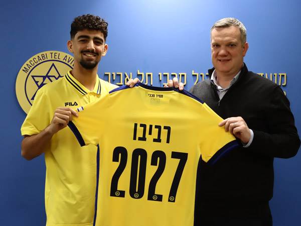 רוי רביבו במעמד החתימה יחד עם המנכ“ל בן מנספורד (מכבי תל אביב)