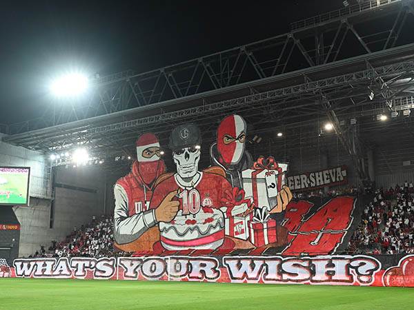 ועם הקהל האדום (צילום: ברני ארדוב)