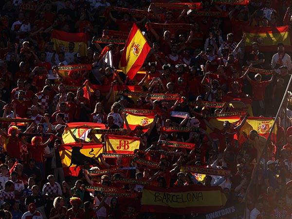 הספרדים חוגגים ביציעים (GETTY)