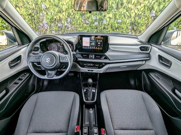 גם מבפנים העיצוב מהווה התפתחות מהדור הקודם ולא מדובר בשום סוג של מהפכה