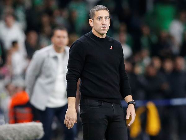 קוז`וך בסמי עופר, עם הסיכה האדומה (אלן שיבר)