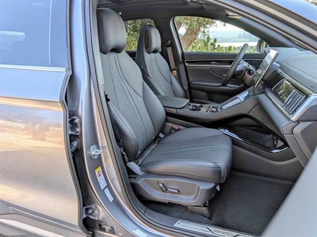 המושבים רחבים ונוחים לאורך זמן, אך משענת הראש “הספורטיבית“ לא תמיד נוחה