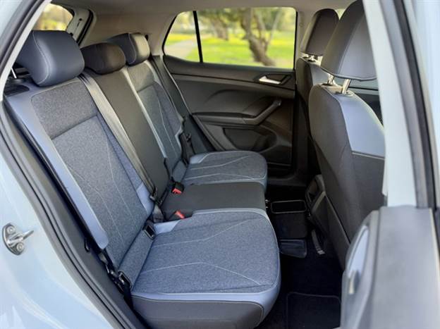 אלו האחוריים יספיקו לשני מבוגרים והם גם נעים על מסילה