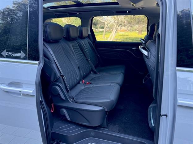 שלישיית מושבים מפנקים בשורה השנייה