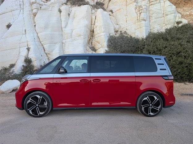 זה בסיס הגלגלים הארוך (3.24 מ`), יש גם גרסה מקוצרת (2.99 מ`)