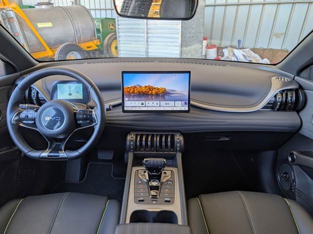 BYD אטו 3 - תא הנוסעים פחות צבעוני מימיו הראשונים, מלא קווים מעוגלים בהשראת עולמות הים