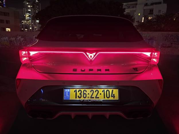 מאחור, כמיטב האופנה, יש תאורת לד מקצה לקצה וגם הסמל מואר