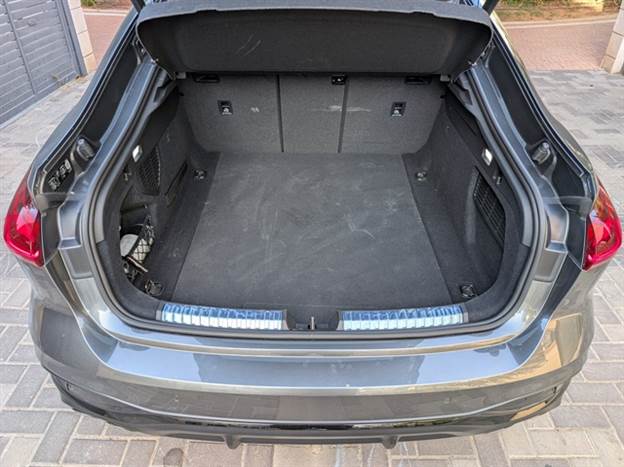 תא המטען ב-S5 מוותר על 28 ליטר. לא הבנו לאן האם נעלמו כי הוא עדיין גדול ושימושי