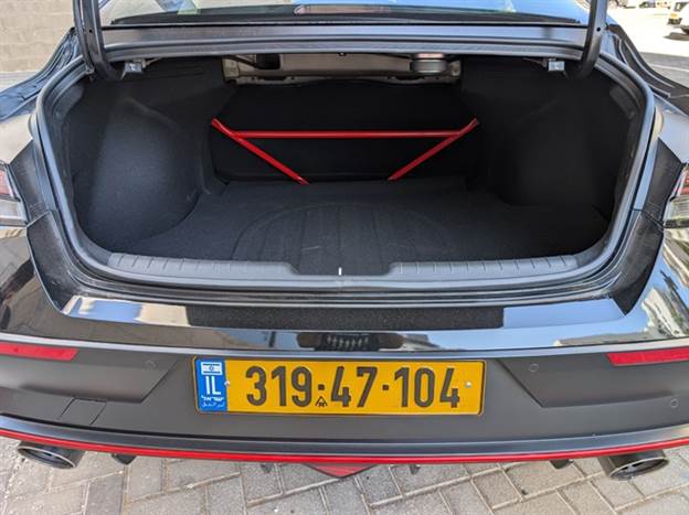 על הנייר תא המטען קטן יותר מההיברידית, אבל תראו איזה יופי מוט המייצב האדום. אה כן, גם אין גלגל ספייר