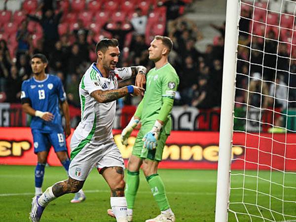 “כל שוער שמשחק עדיף על פרץ שלא משחק“ (Photo by Attila KISBENEDEK / AFG Getty)