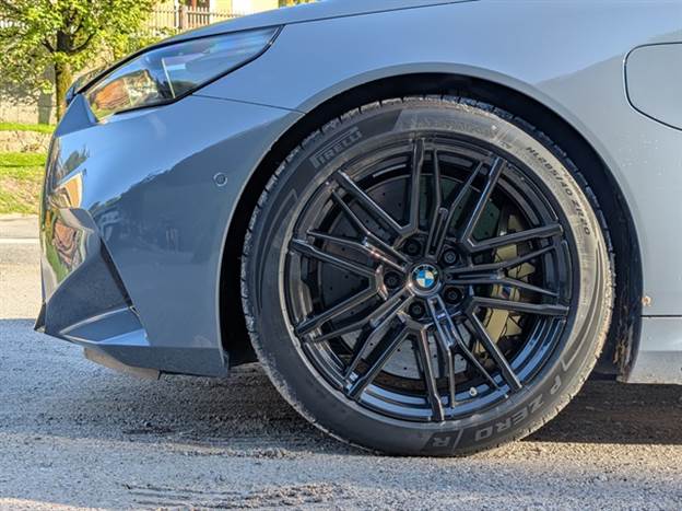 קליפר 6 בוכנות. אבל איפה הכחול של M? ובמפרט המקומי הם בכלל אדומים