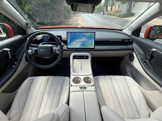 תא הנוסעים שגרתי למדי, איכות החומרים וההרכבה טובה