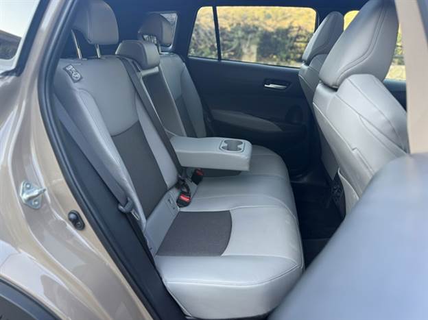 המרווח מאחור לא כמו האח גדול, ראב 4, ויתאים לשני מבוגרים או שלושה ילדים