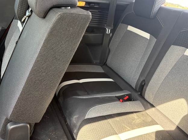 שורת מושבים שלישית שתתאים לילדים בלבד. שימושית לנסיעות קצרות