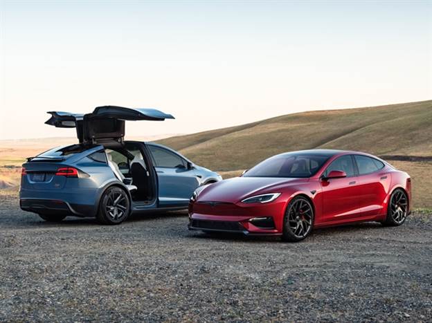 דלתות השחף המתקפלות של המודל X הקנו לה גם מראה אקזוטי