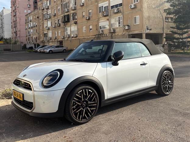 ככה היא נראית עם גג סגור. אנחנו מעדיפים אותו פתוח