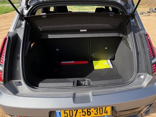 גם תא המטען לא מרשים מאוד