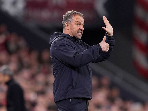 האנזי פליק יודע: הקבוצה שלו השיגה ניצחון בערב חלש שלה (GETTY)