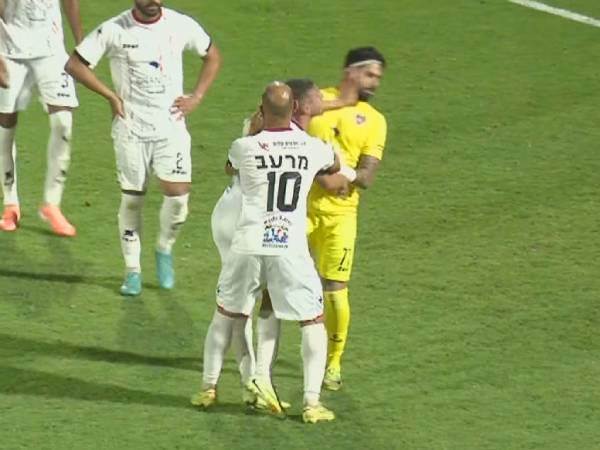 שבתגובה סטר לשוער שלו