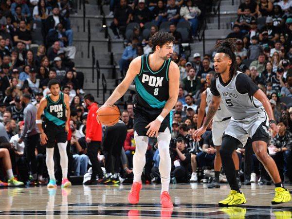 אבדיה וקאסל. מהמצ`-אפים החשובים (Michael Gonzales/NBAE via Getty Images)