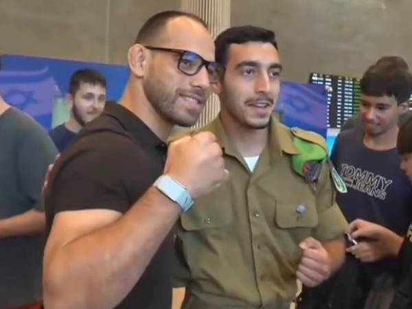 חוטף אש גם מלוחמי UFC. סילבה בנתב"ג