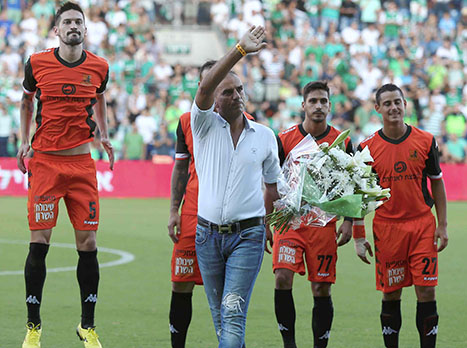 זכה לטקס הוקרה בתחילת העונה, כעת הוא יסייע לבעלים. מזרחי (אלן שיבר)