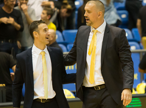 החל לעשות בדיקות בנוגע למאמנים פנויים. וויצ'יץ' (עודד קרני)