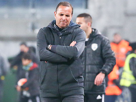 הקהל לא מרפה. בן שמעון (דני מרון)