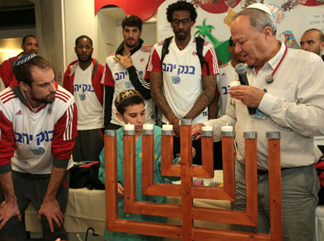 סטודמאייר מחזק את הקשר שלו ליהדות (אורן בן חקון)