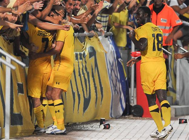 קונאטה חוגג בבלומפילד. בסנגל מעבירים ביקורת על הזימון (בוקסנבאום)