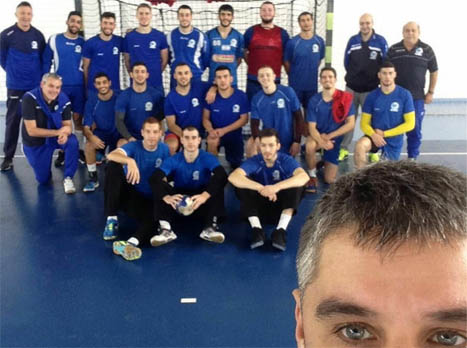 סלפי של נבחרת העתודה עם המאמן אלכסנדר ברקוביץ' (איגוד הכדוריד)