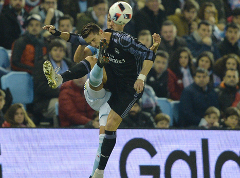רונאלדו כמעט חוטף בעיטה מהוגו מאיו (Getty)