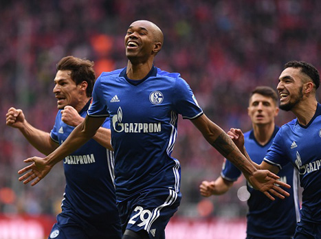 נאלדו חוגג. שאלקה תקעה לבאיירן מקל בגלגלים (getty)