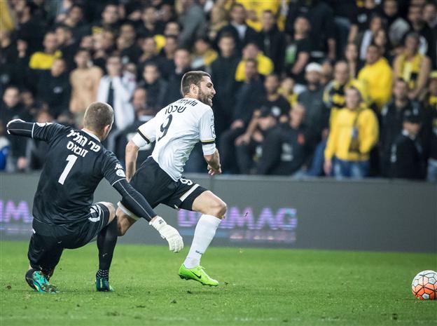 שכטר עובר את זובאס. בלעדיו בית