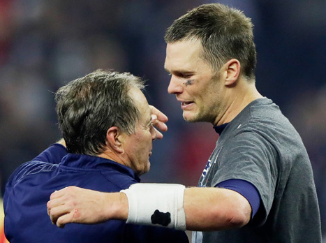 הקוורטרבק חוגג עם המאמן שלו, ביל בליצ'יק (Getty)