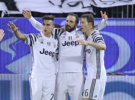 שחקני יובה חוגגים. הפער שוב 7 נקודות (Getty)