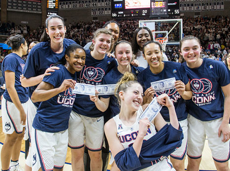 שחקניות קונטיקט חוגגות עם שטר מזויף עם הפנים של המאמן (Getty)